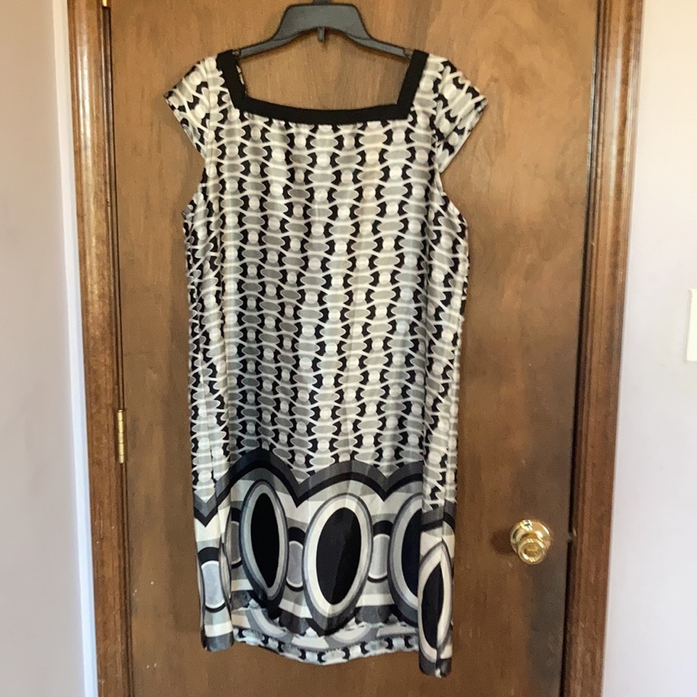 Dressbarn modern geometric print dress lightweight - Picture 12 of 14